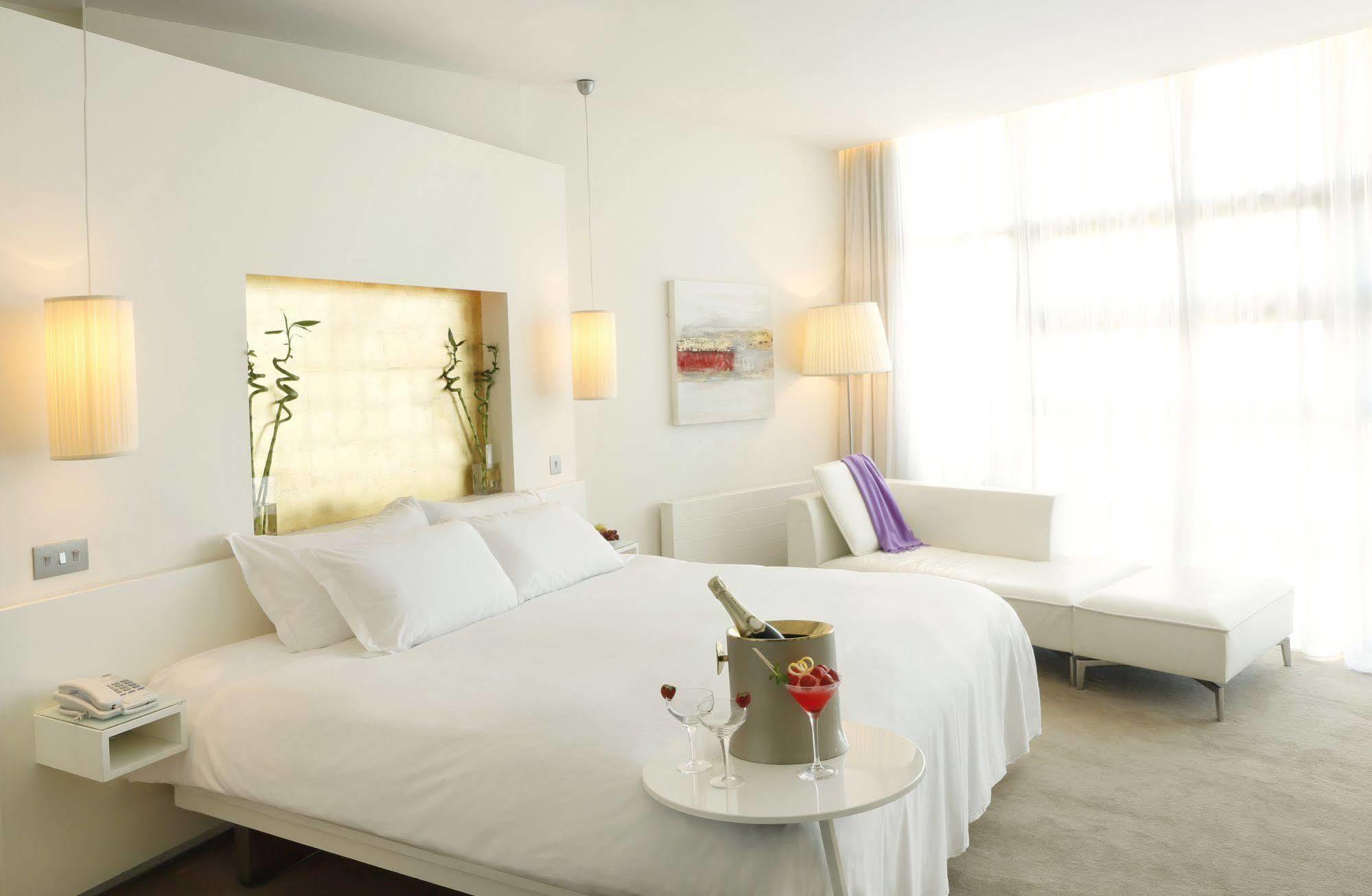 The Beacon Hotel Sandyford Bagian luar foto